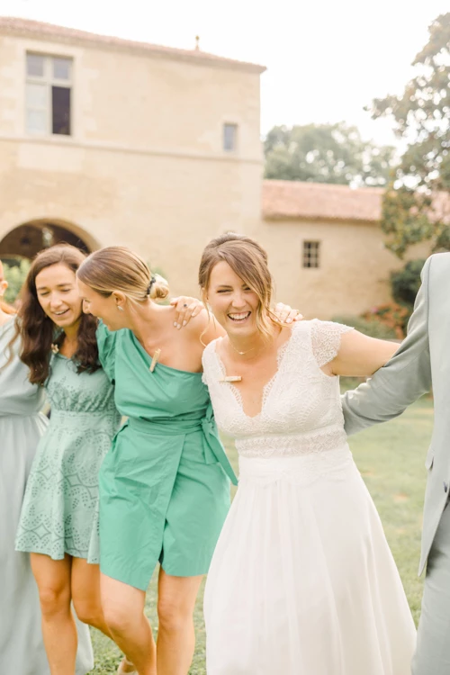 bonheur robe événement sourire marron